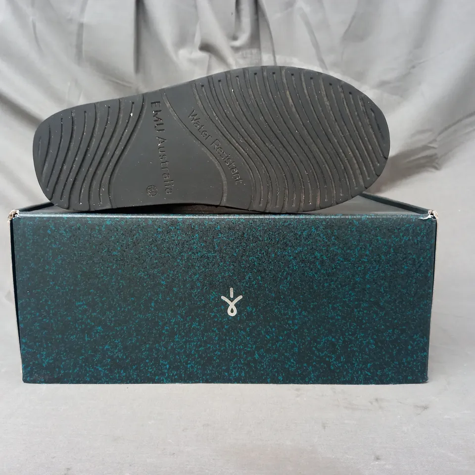 BOXED PAIR OF EMU AUSTRALIA BOOTS IN BLACK SIZE 5