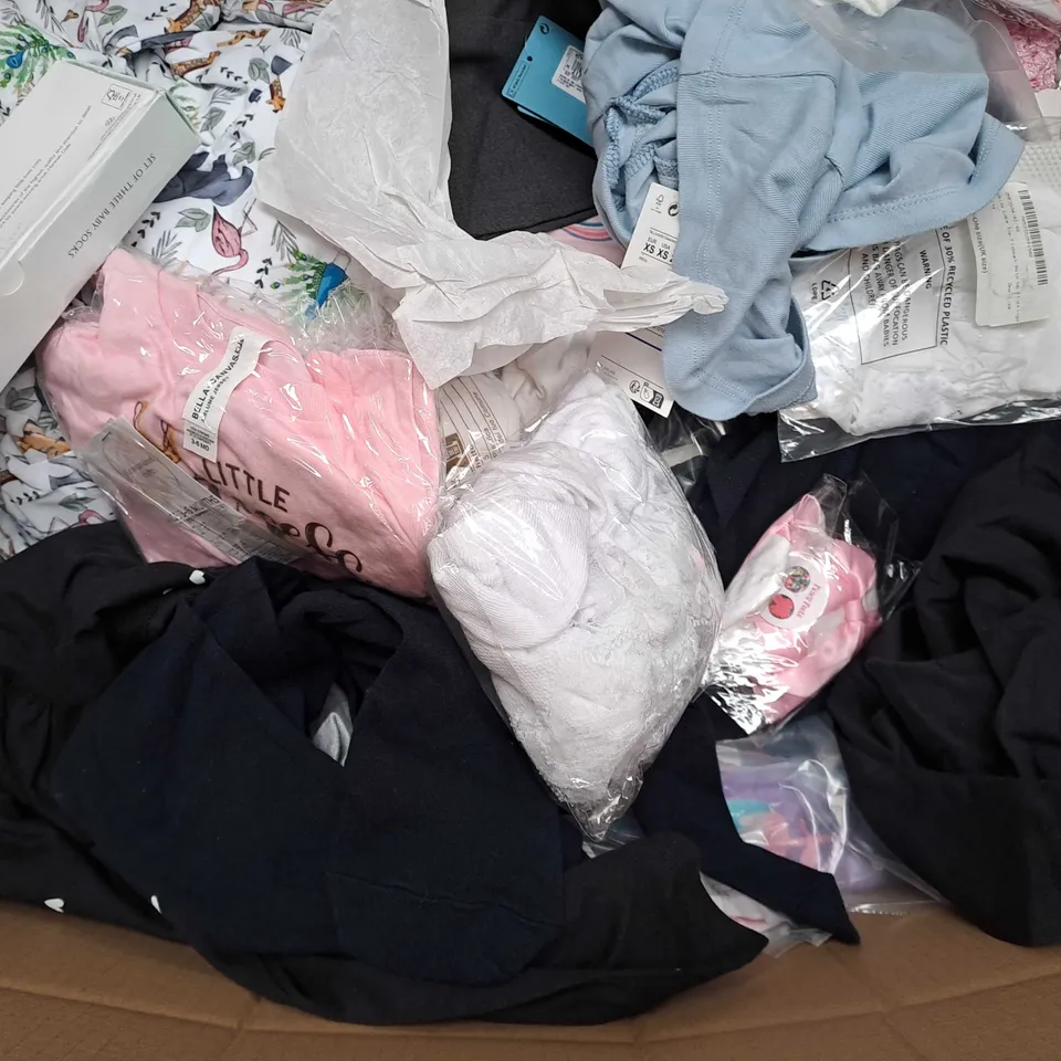 BOX OF APPROX 30 ASSORTED KIDS CLOTHING ITEMS TO INCLUDE - SOCKS , HAT , GLOVES ETC