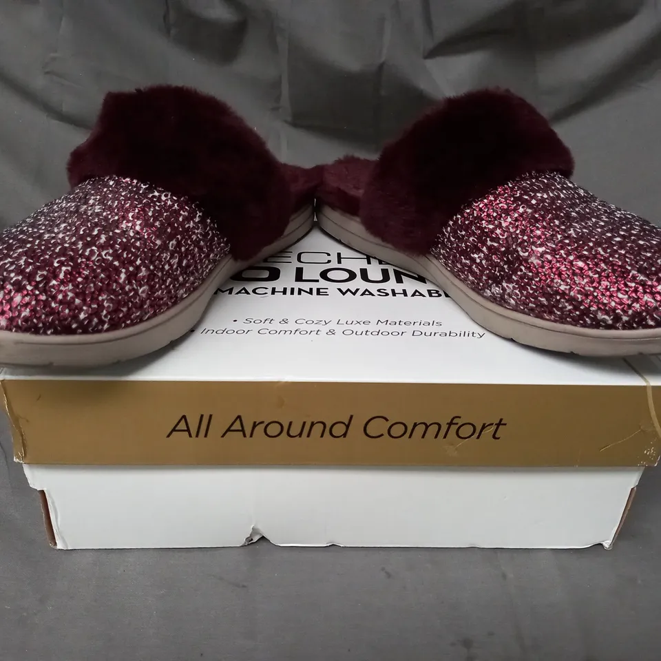 BOXED PAIR OF SKECHERS SLIPPERS IN BURGUNDY SIZE 8