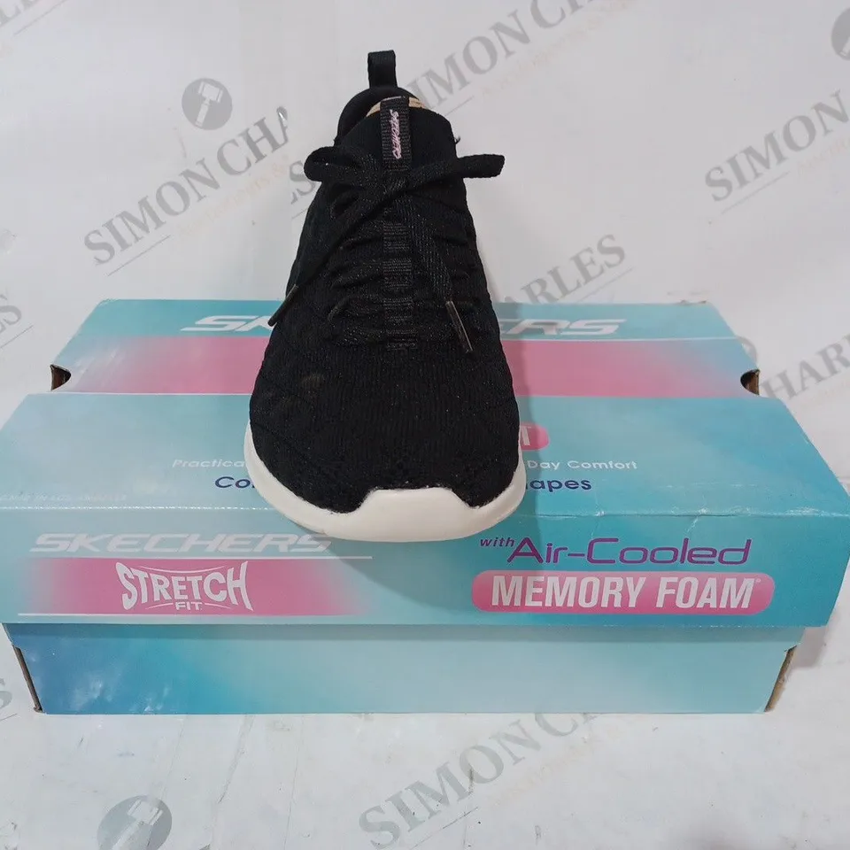 BOXED PAIR OF SKECHERS STRETCH FIT MEMORY FOAM TRAINERS IN BLACK SIZE 3