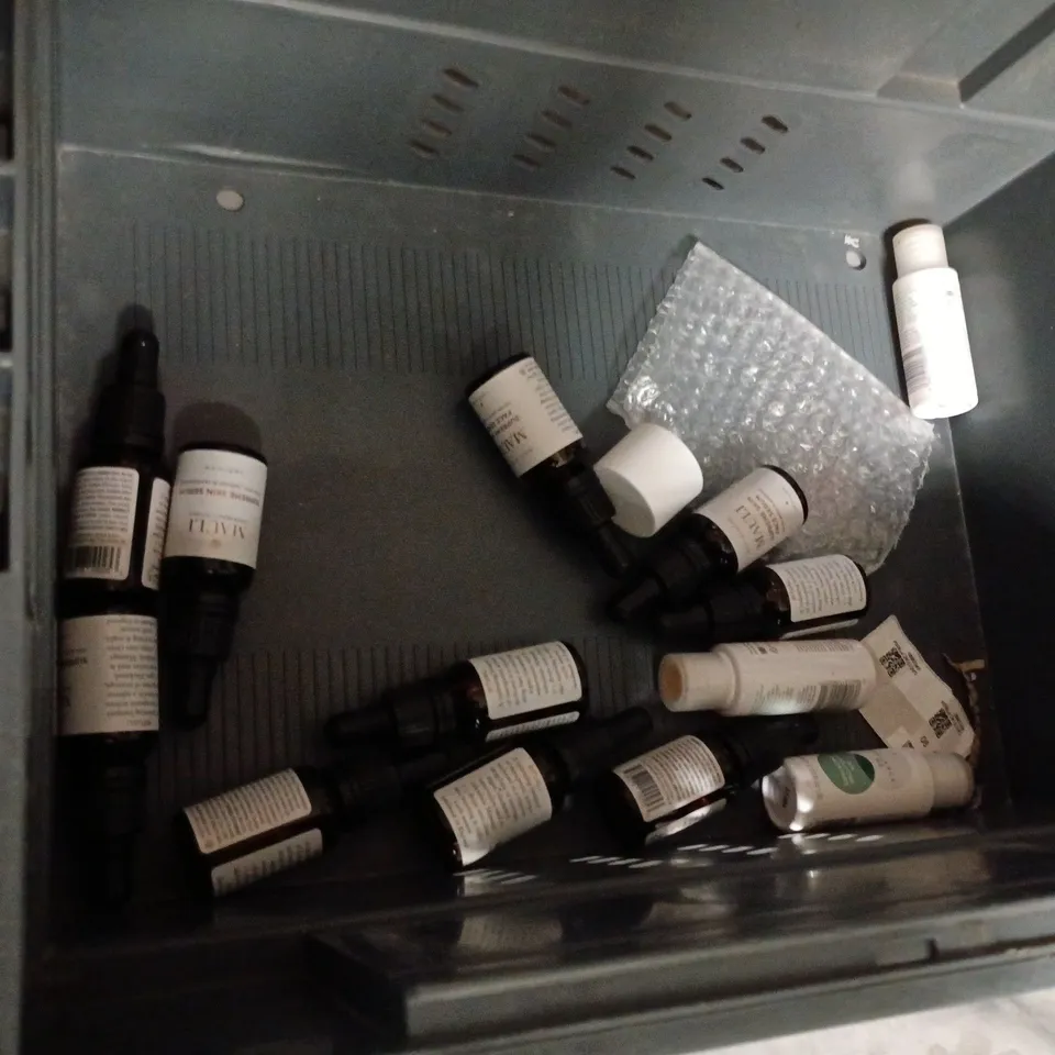 APPROXIMATELY 25 ASSORTED COSMETICS TO INCLUDE; INVISIBUBBLE, MAULI AND ILLAMASQUA