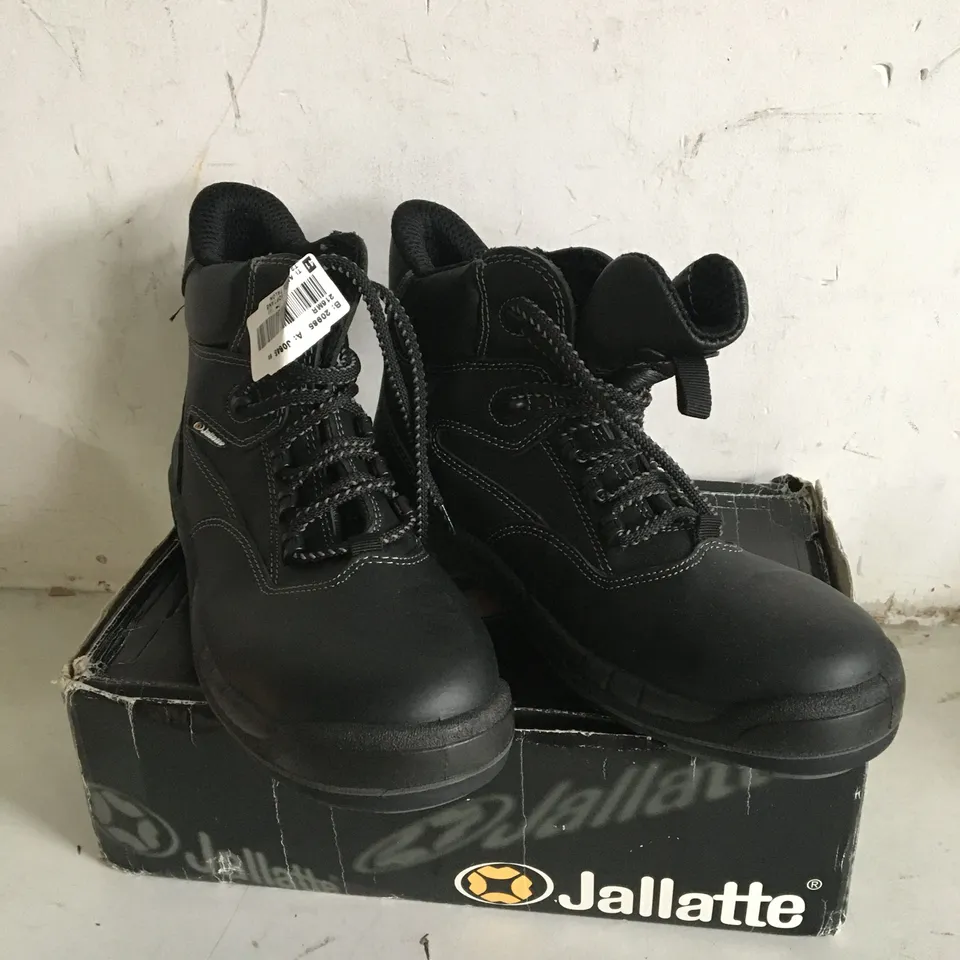 BOXED PAIR OF SIZE 7 JALLATTE BLACK SAFETY SHOES 