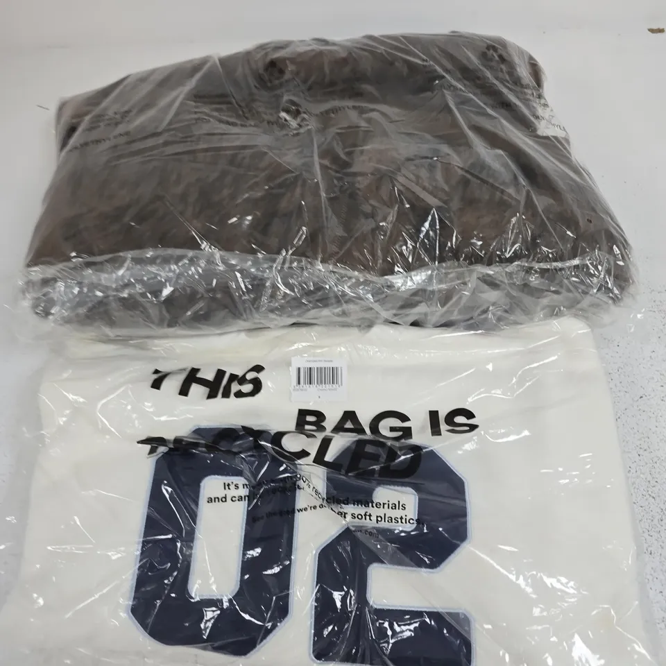 APPROXIMATELY 5 ASSORTED CLOTHING ITEMS IN VARIOUS SIZES, COLOURS & STYLES TO INCLUDE FAUX FUR BOMBER, OVERSIZED KNIT SWEATER, ETC