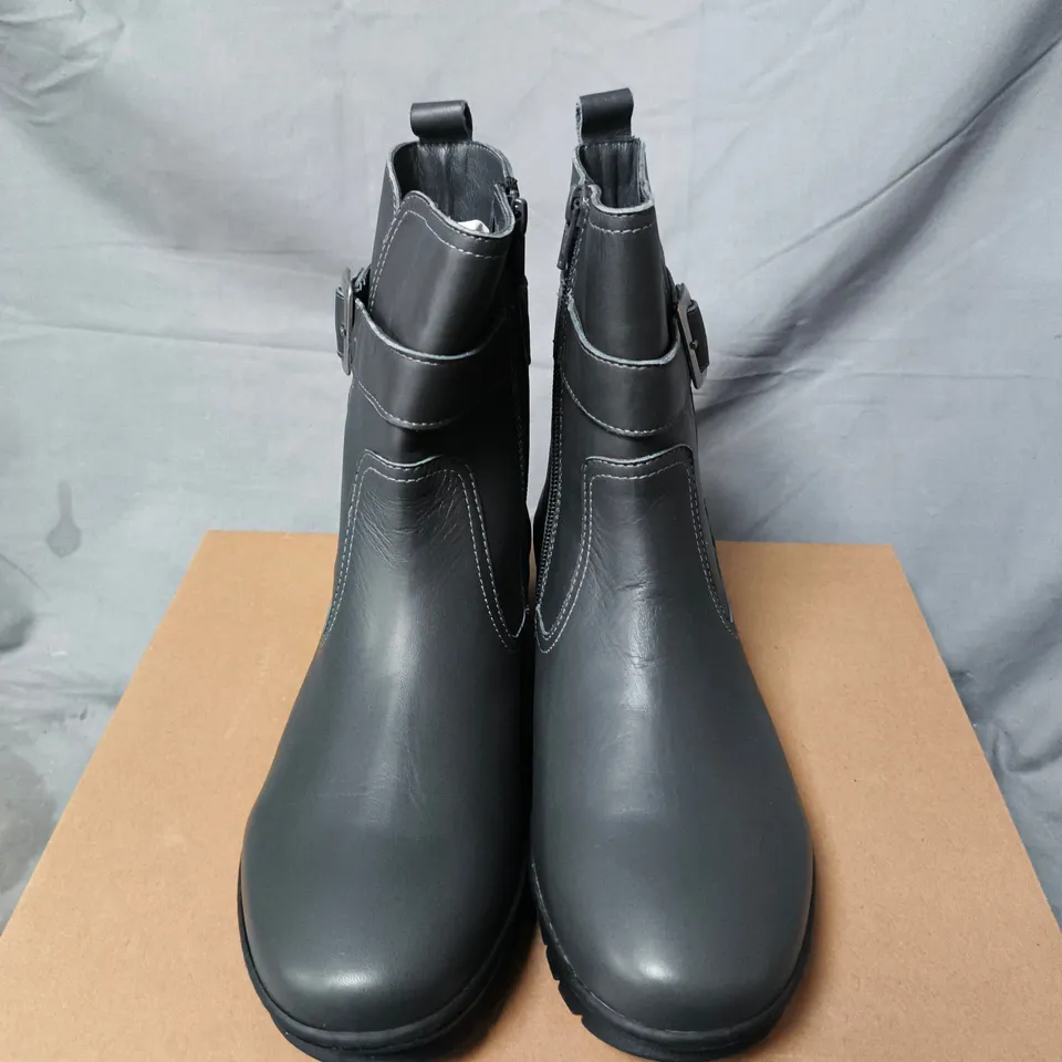 BOXED PAIR OF ADESSO WOMEN'S BLACK LEATHER BUCKLE ANKLE BOOTS – UK 6 (EU 39)