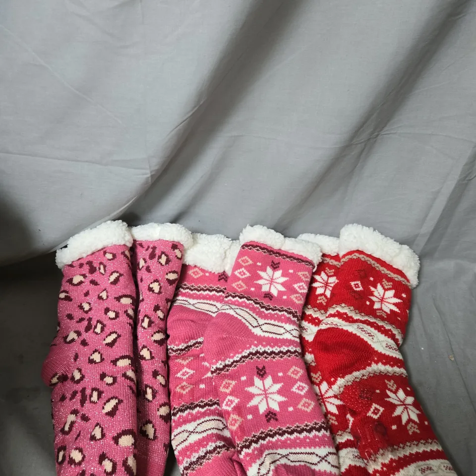 APPROXIMATELY 10 PAIRS OF LADIES LUKMUKS FLEECE LINED SOCKS. VARIOUS COLOURS AND STYLES