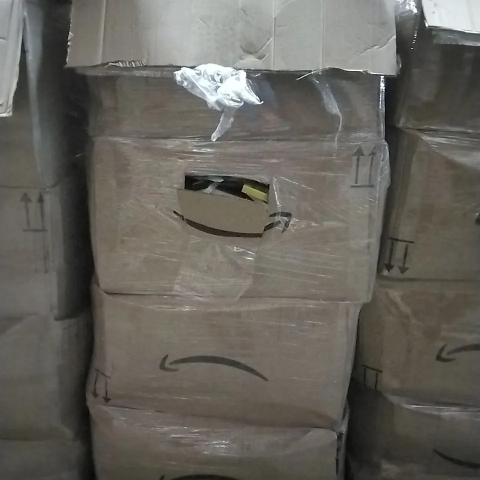 PALLET CONTAINING LARGE QUANTITIES OF PHONE PROTECTOR SETC...