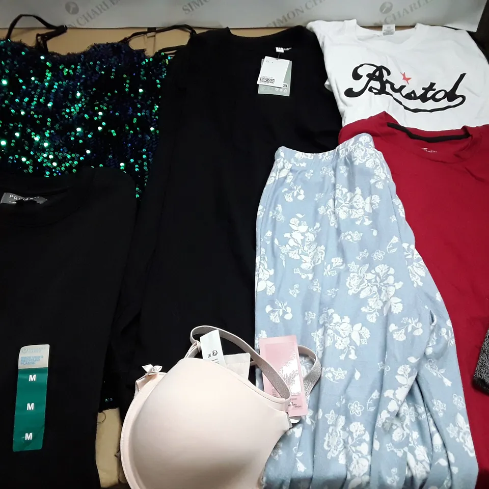 LARGE QUANTITY OF ASSORTED CLOTHING ITEMS TO INCLUDE H&M, HOLLISTER AND PRIMARK