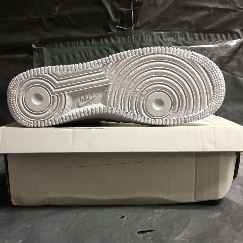 BOXED PAIR OF NIKE AIR FORCE 1 '07 TRAINERS IN WHITE SIZE UK 9