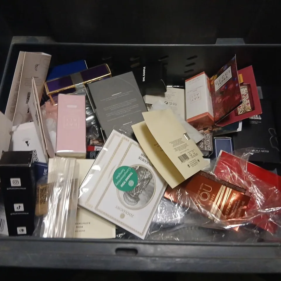 LARGE QUANTITY OF ASSORTED SAMPLE AND TESTER FRAGRANCES