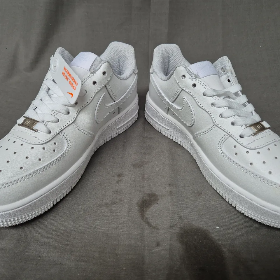 BOXED PAIR OF NIKE AIR FORCE 1 '07 LOW SHOES IN WHITE UK SIZE 4