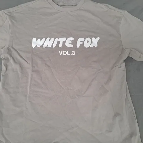 WHITE FOX VOL.3 T-SHIRT IN PEBBLE GREY SIZE SMALL