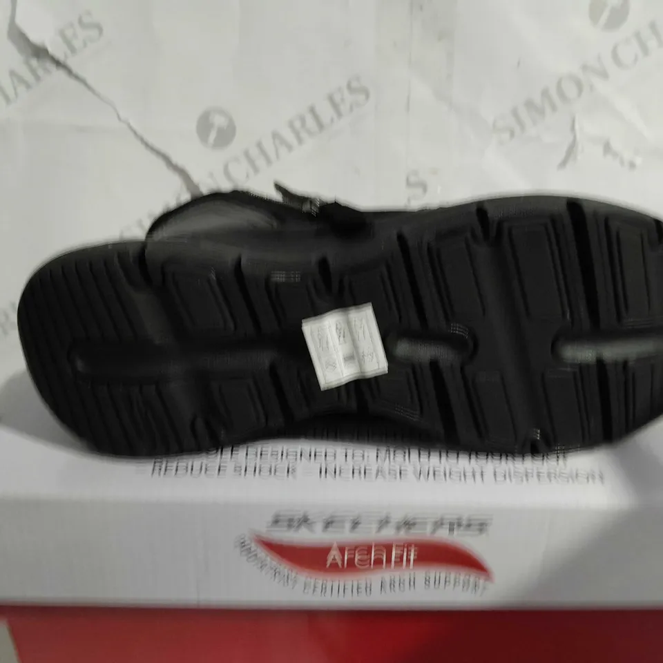 BOXED SKECHERS ARCH FIT SMOOTH ZIP BOOTS, BLACK - SIZE 4.5