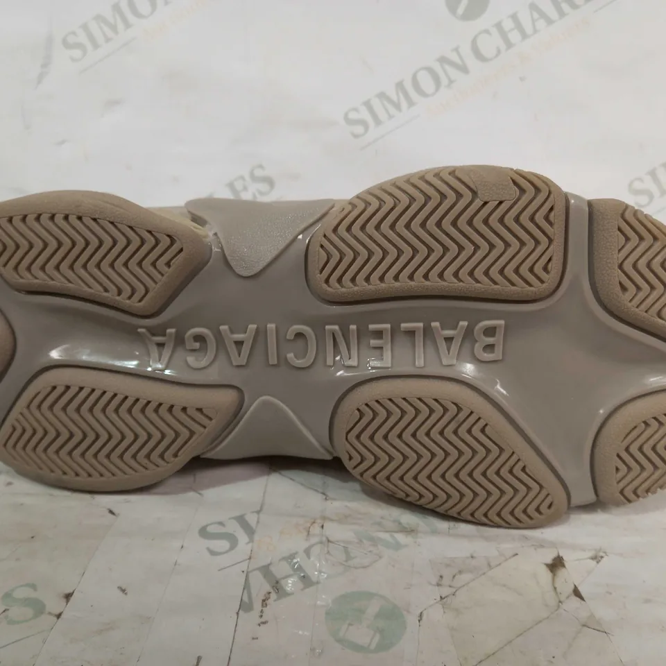 PAIR OF BALENCIAGA TRIPLE S SHOES IN TAN EU SIZE 40