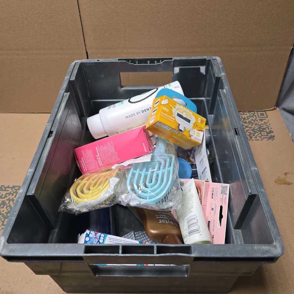 TOTE OF APPROXIMATELY 18 ASSORTED COSMETIC ITEMS TO INCLUDE SPOTLIGHT ORAL CARE, POLYTAR SCALP SHAMPOO, AVEENO CREAM, GILETTE VENUS ETC