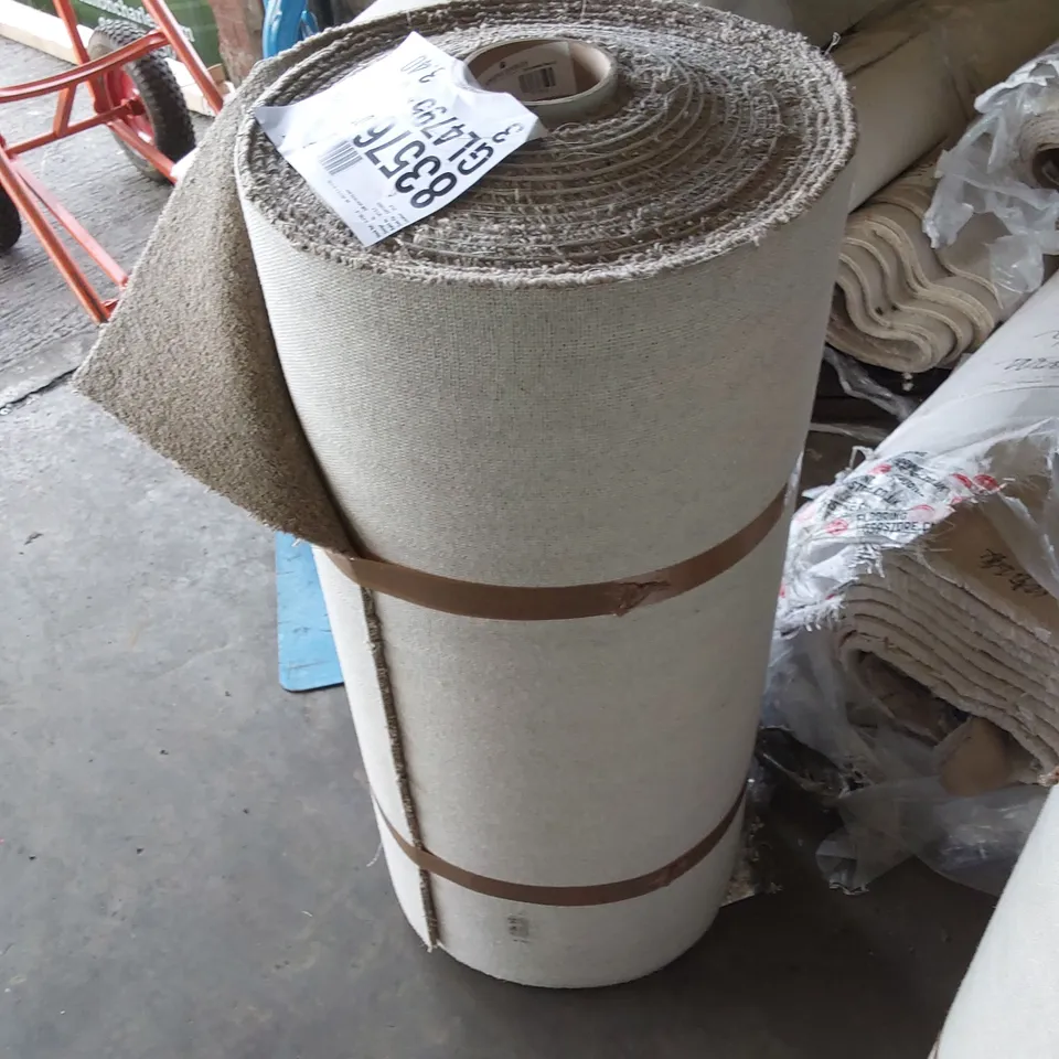 ROLL OF QUALITY CARPET // SIZE: APPROX 1m WIDTH X UNSPECIFIED LENGTH 