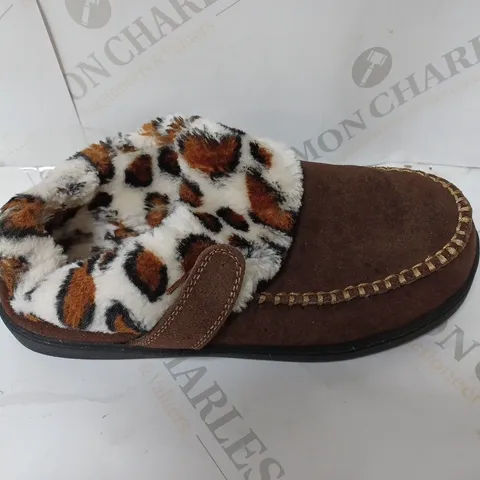 PAIR OF EARTH ORIGINS SLIPPERS DARK BROWN CHEETAH SIZE 5