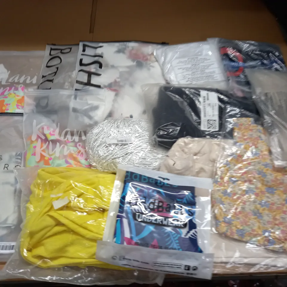 LARGE QUANTITY OF ASSORTED BAGGED CLOTHING ITEMS TO INCLUDE EMERY ROSE AND H&M