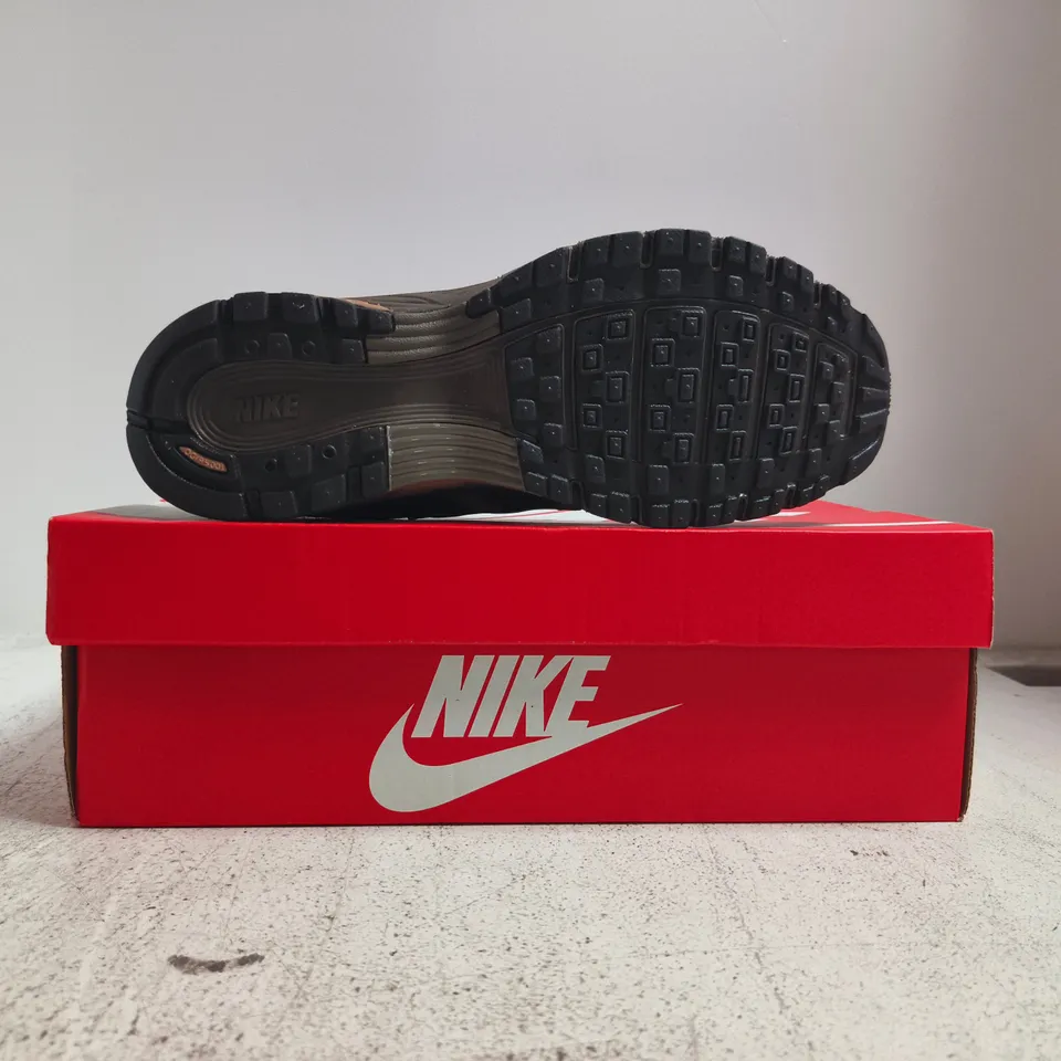 BOXED PAIR OF NIKE P-6000 SE TRAINERS IN CACAO SIZE UK 6.5