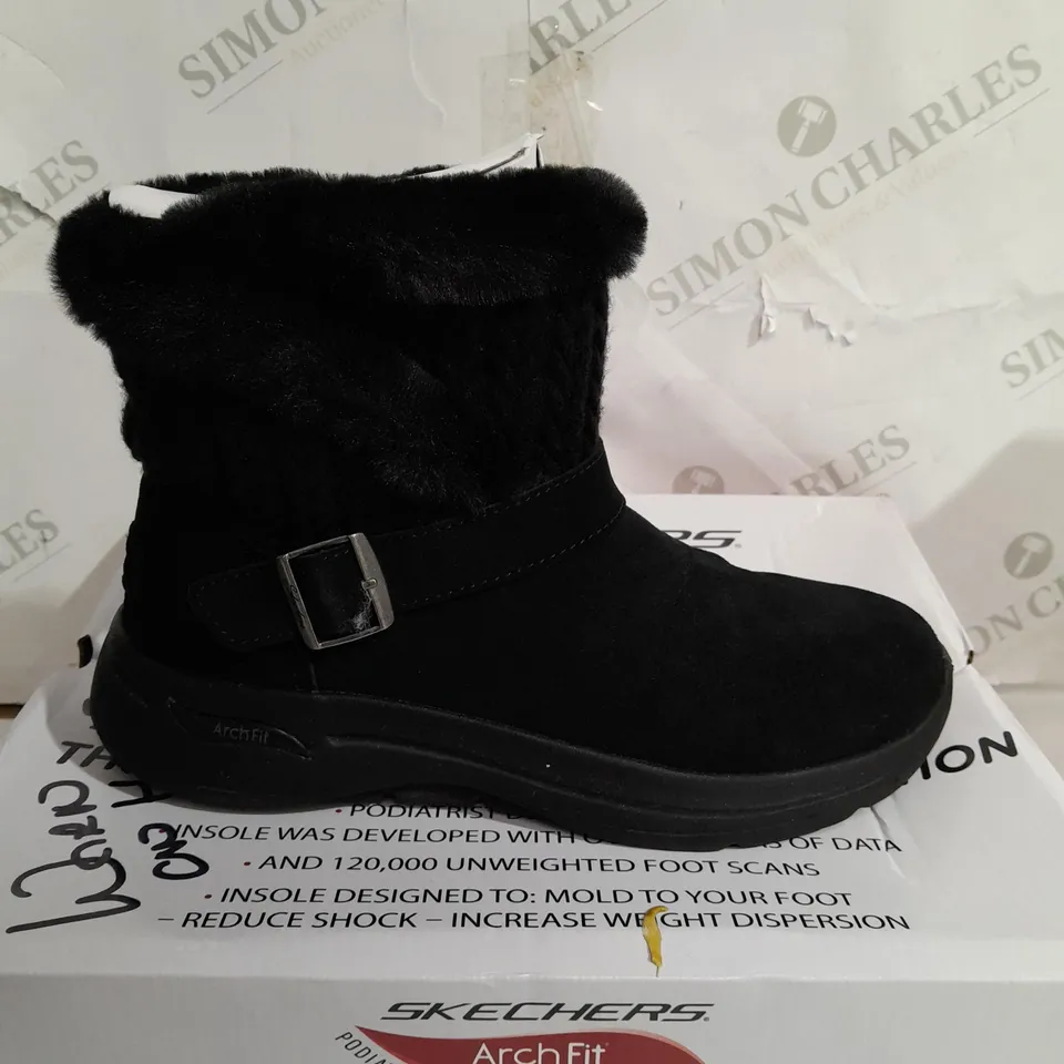 BOXED SKECHERS GO BOOTS IN BLACK - SIZE 4 RRP £20