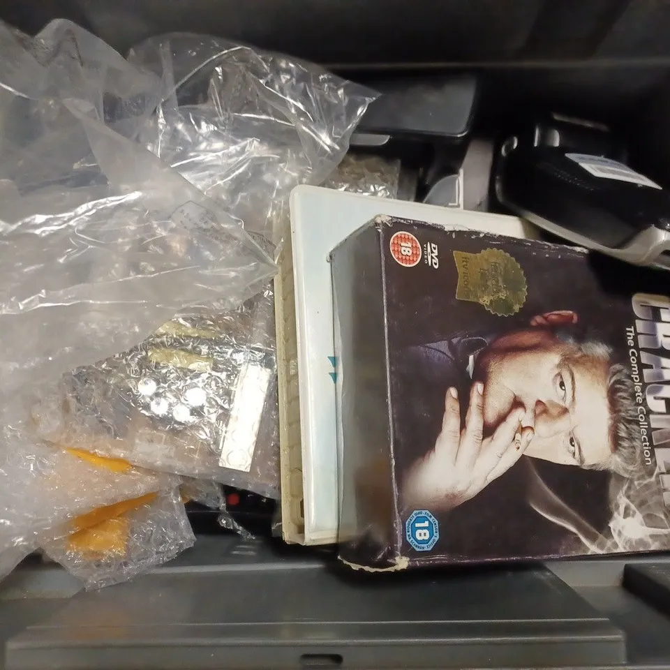 BOX OF APPROX 14 ASSORTED ITEMS TO INCLUDE - PS4 FIFA 23 - WORLD PAY CARD MACHINE - MARY PRAYER A RAZOR EDGED URBAN CRIME DEBUT MARTYN WAITES ECT