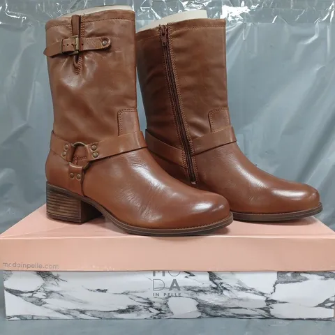BOXED PAIR OF MODA IN PELLE ORMIE LEATHER BOOTS IN TAN SIZE 7