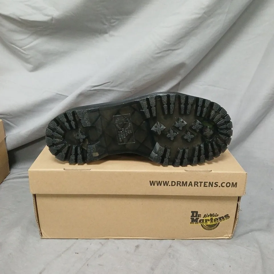 DR. MARTENS BLACK LEATHER BOOTS WITH YELLOW STITCHING AND AIRWAIR PULL TAB SIZE 6