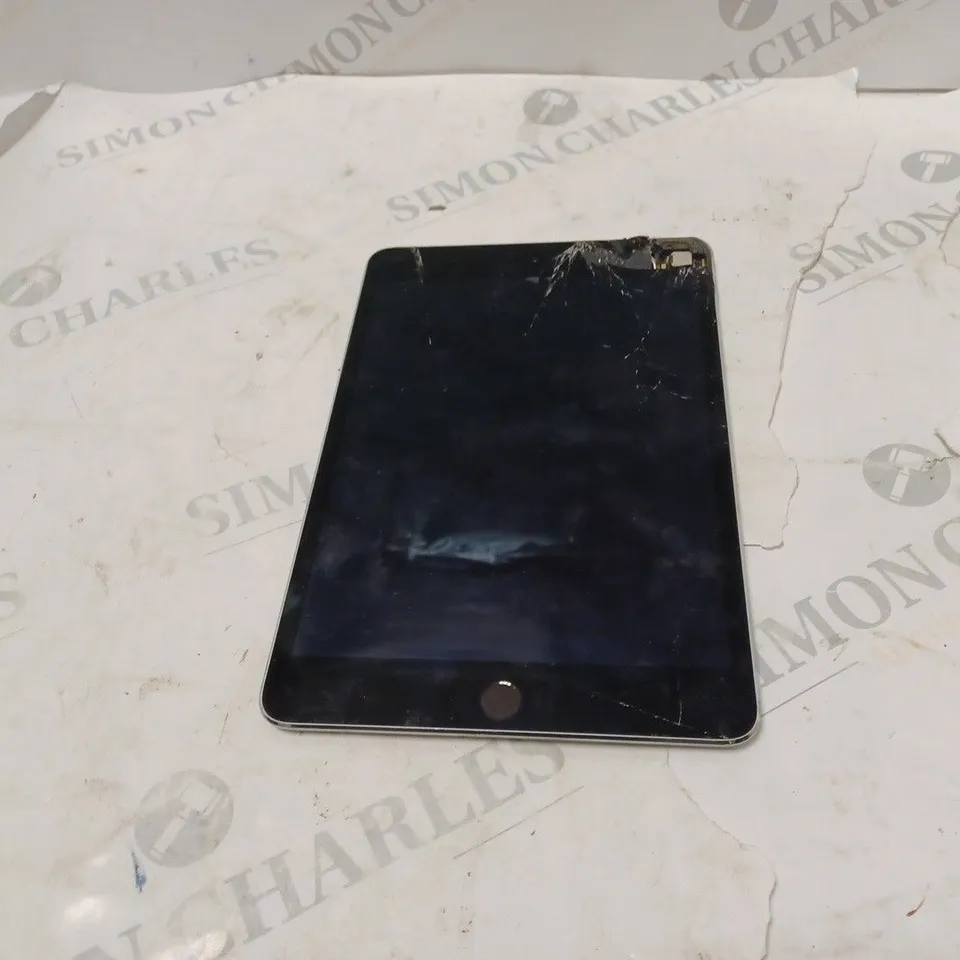 APPLE IPAD IN SILVER MODEL A1538 
