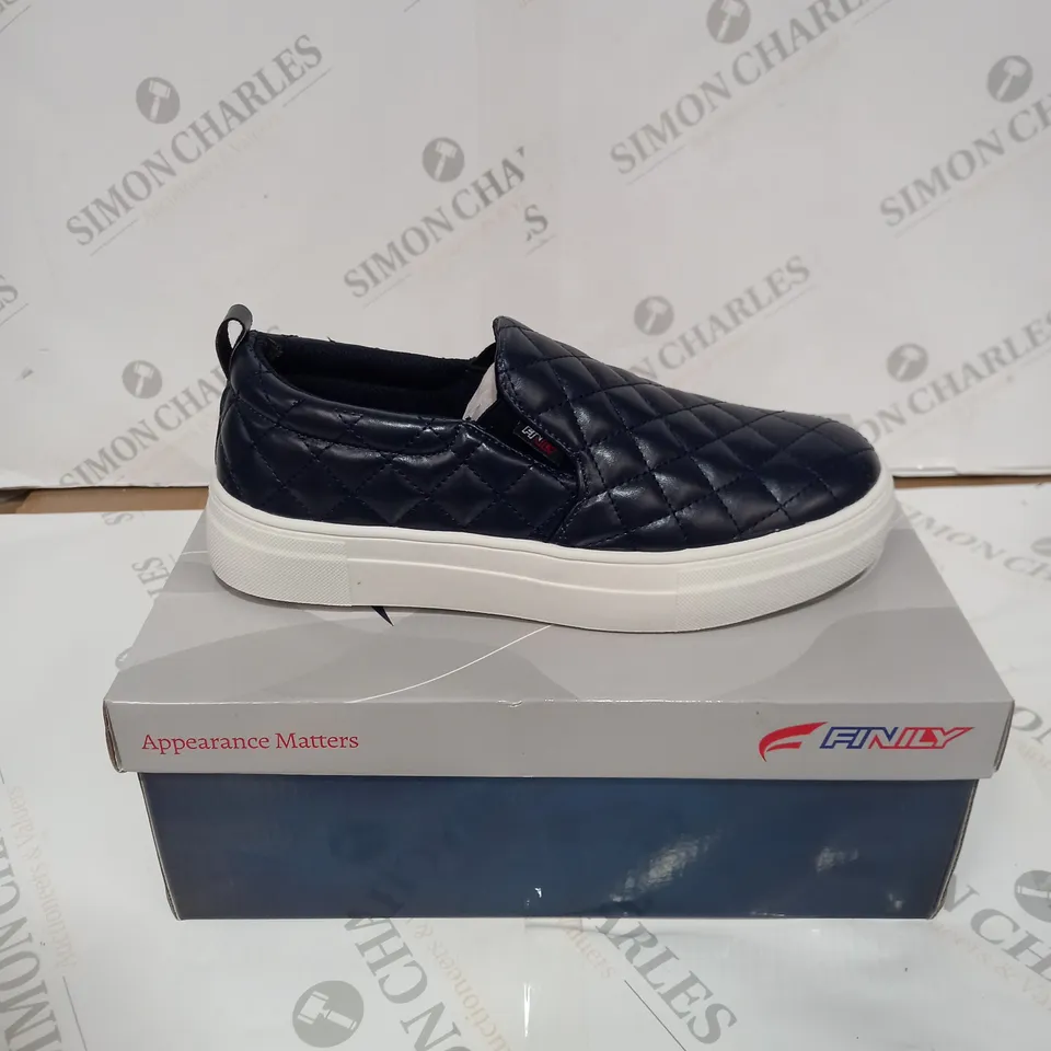 BOXED PAIR OF FINILY QUILTED SLIP ON SHOE'S - BLUE/WHITE, SIZE 5