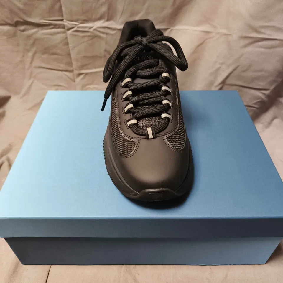 CLEENS PODIUM TRAINERS IN MONO BLACK - 8.5 