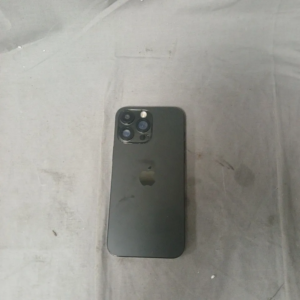 APPLE IPHONE – BLACK – TRIPLE CAMERA PRO-STYLE SMARTPHONE