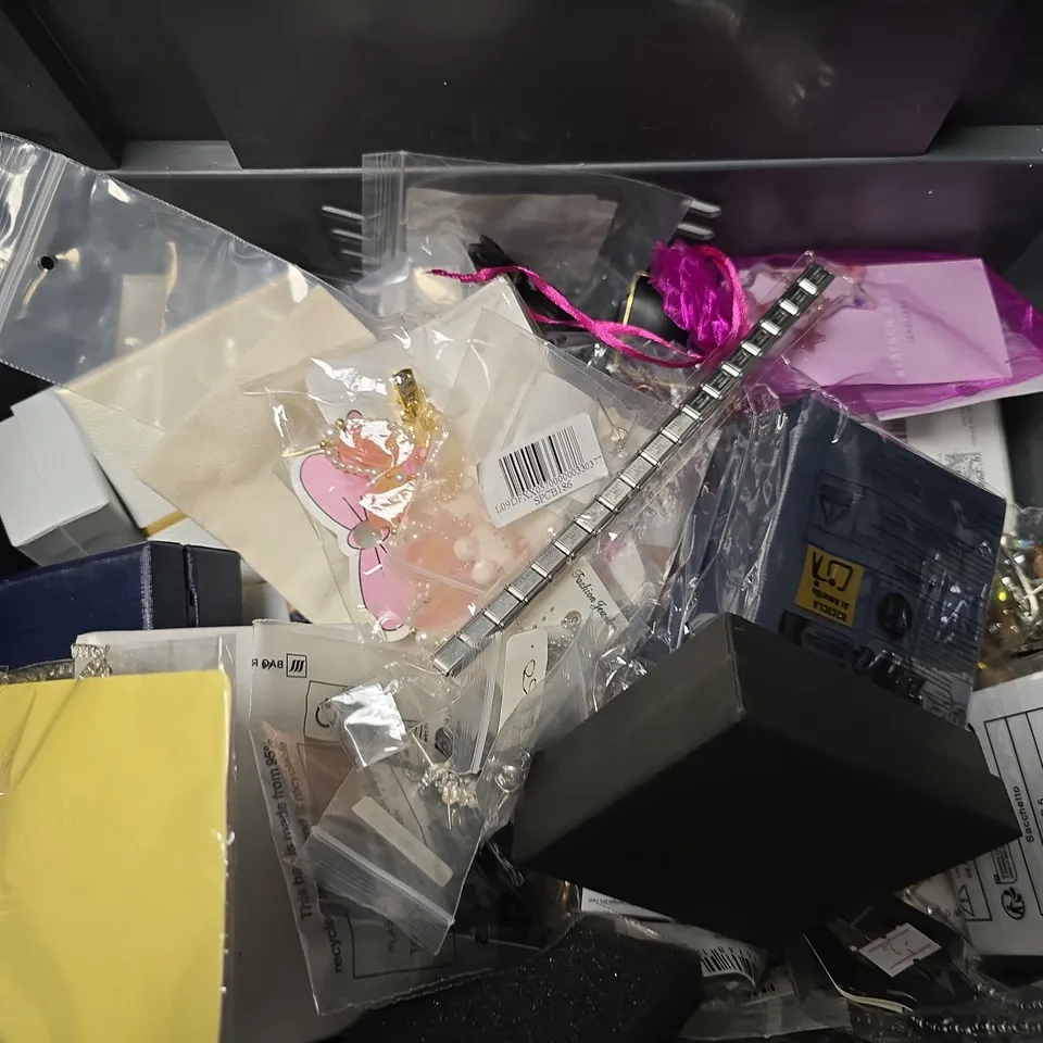 APPROXIMATELY 15 ASSORTED JEWELLERY ITEMS TO INCLUDE - WATCH , NECKLACE , BRACELET ETC