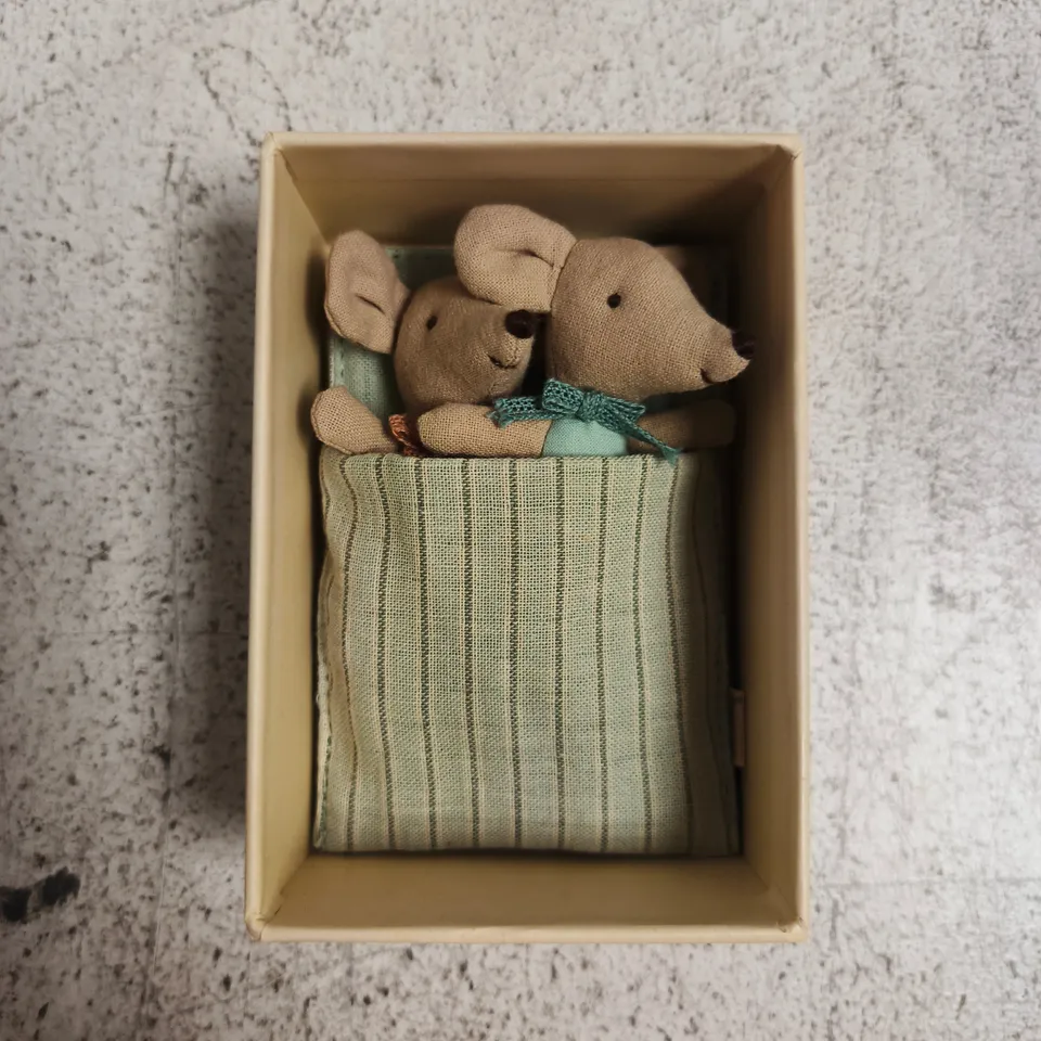 MAILEG BABY TWINS – TWO PLUSH MICE IN MATCHBOX-STYLE PACKAGING