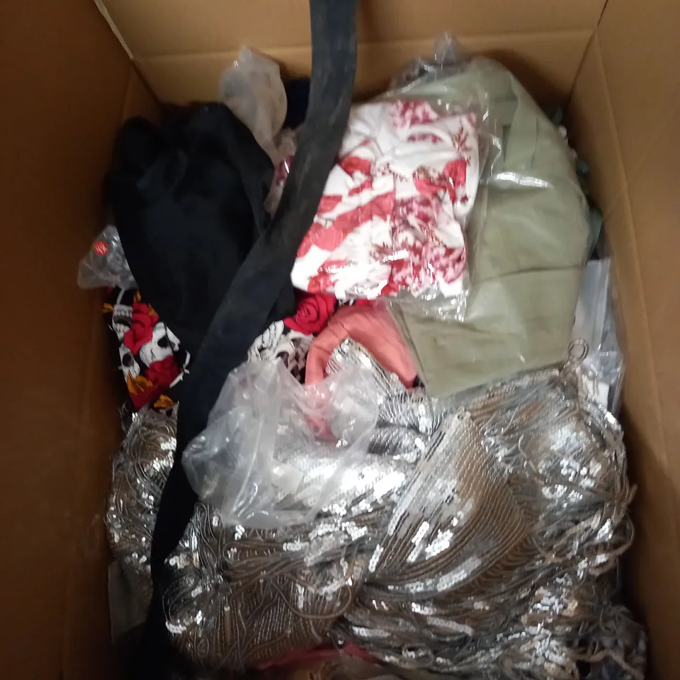 LARGE QUANTITY OF CLOTHING ITEMS TO INCLUDE DRESSES, SWEATERS, JEANS, T-SHIRTS, ETC