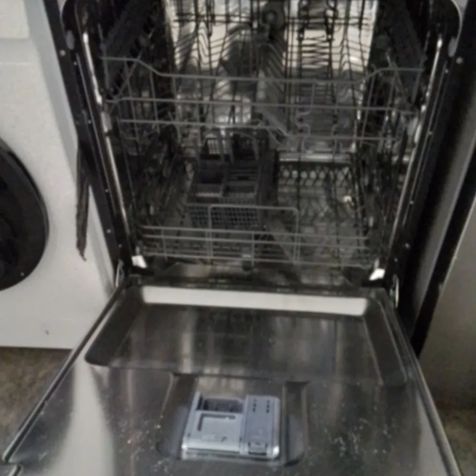 HISENSE HS622E90WUK FREESTANDING STANDARD DISHWASHER 85CM HIGH - E RATED , 24 X 23 X 33 INCHES (L X W X H) [ENERGY CLASS E] [ENERGY CLASS E] 