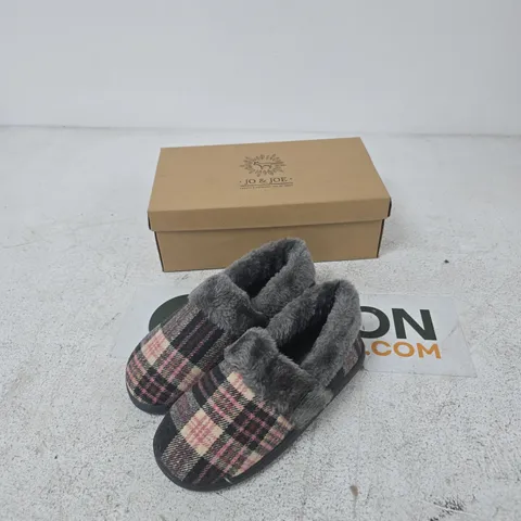 JO & JOE HERITAGE PEBBLE SLIPPERS – PLAID WITH GREY FAUX-FUR, UK 3