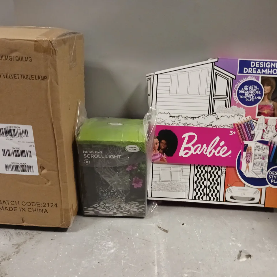 BOX OF APPROX 5 ASSORTED ITEMS TO INCLUDE - BARBIE DESIGNER HOUSE , SCROLL LIGHT , VELVET TABLE LAMP ETC