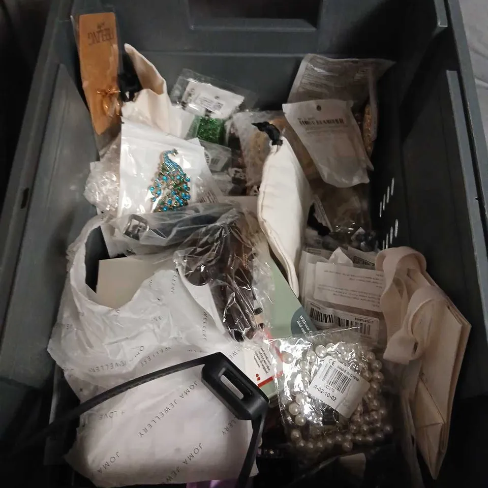 LARGE QUANTITY OF ASSORTED JEWELLERY AND ACCESSORIES 