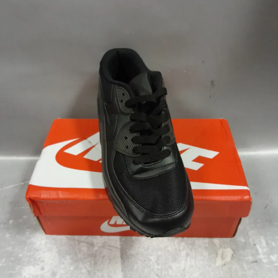 BOXED PAIR OF NIKE AIR MAX 90 TRAINERS IN BLACK SIZE UK 8