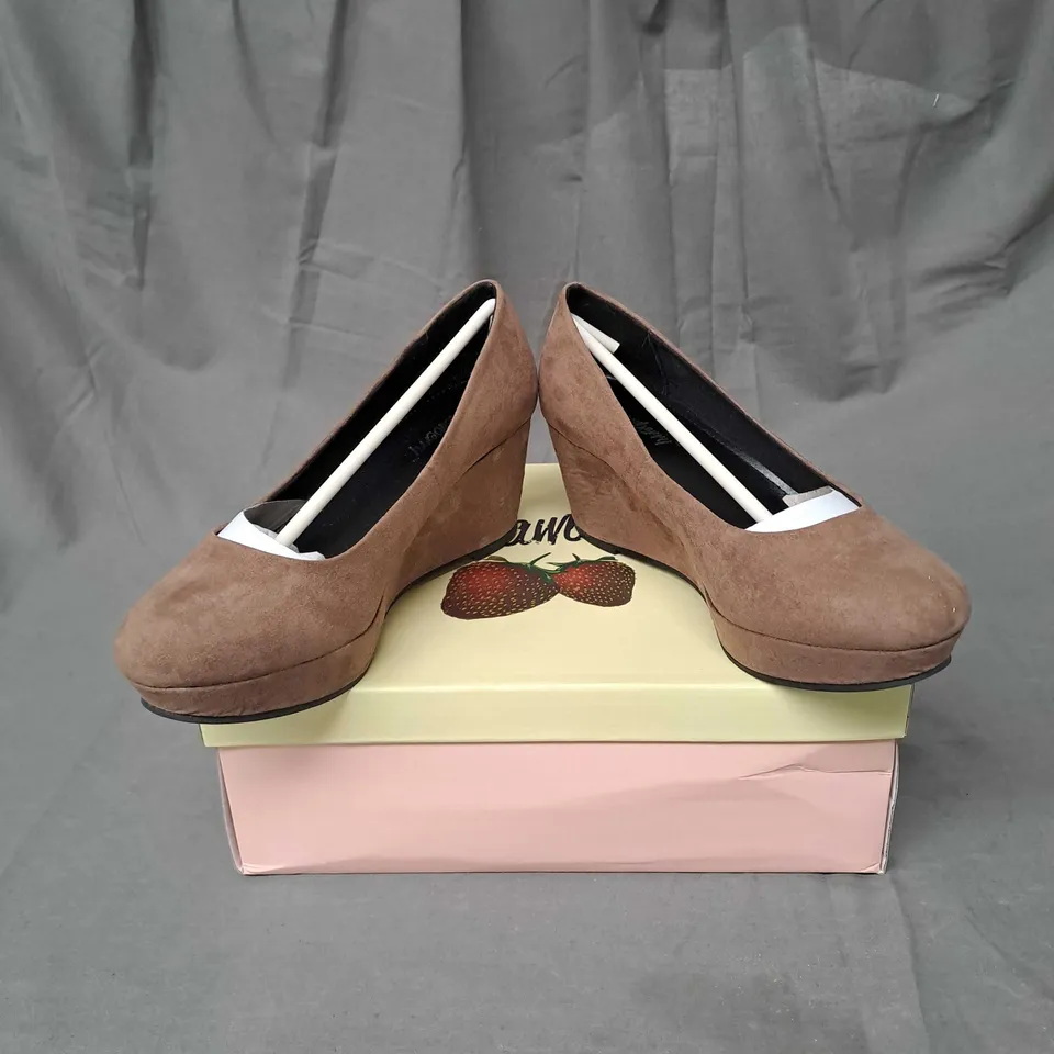 BOX OF 14 PAIRS OF STRAWBERRY WEDGE HEELS IN MUSHROOM SIZE 5