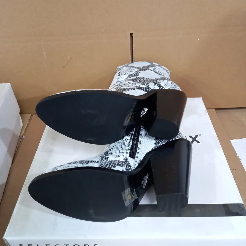 BRONX ZIP WESTERN ANKLE BOOTS - BLACK/WHITE - SIZE 3