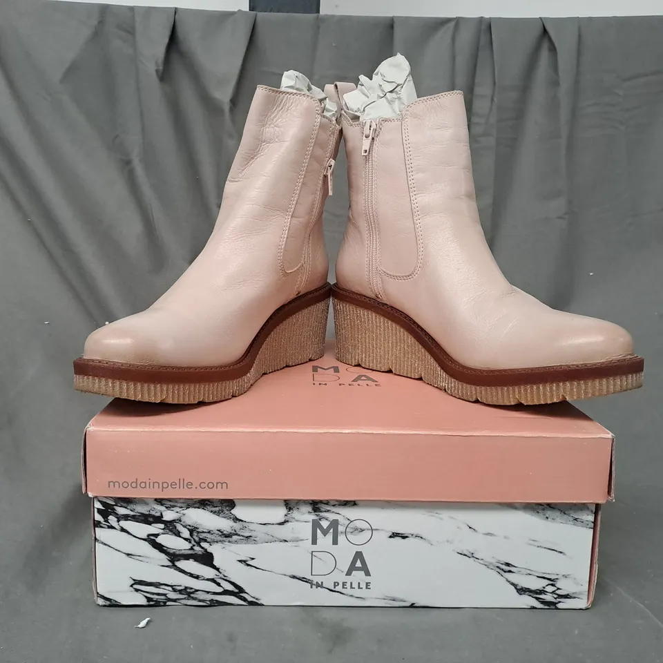 BOXED PAIR OF MODA IN PELLE AUDYN WEDGE ZIP BOOTS SIZE 7