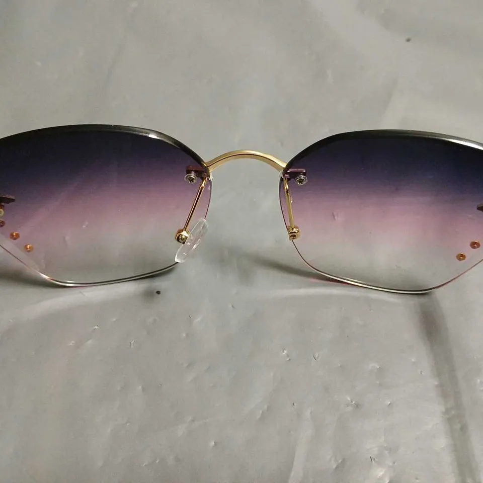 BOXED PAIR OF GUCCI GLASSES