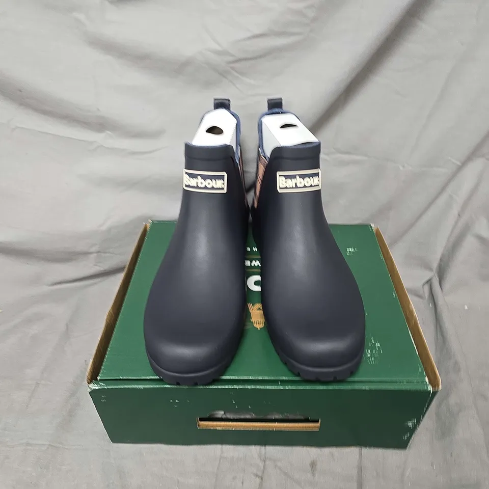 BOXED PAIR OF BARBOUR WILTON WELLINGTON SHOES IN NAVY - UK 8