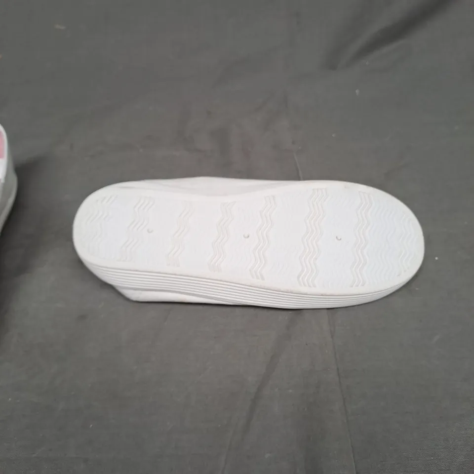 BOXED LOT OF APPROX 40 PAIRS OF CHILDREN'S WHITE PUMPS WITH FLOWER DETAIL. VARIOUS SIZES