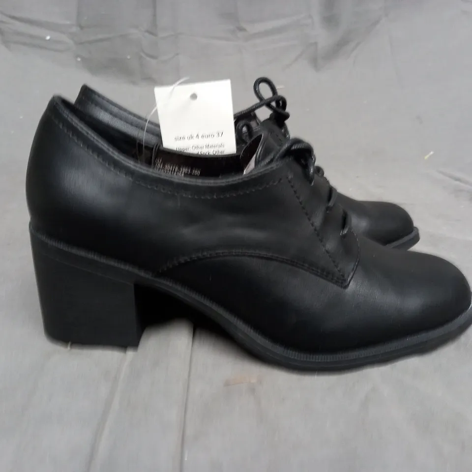 A BOX OF BLACK BOOTS APPROX 10 PAIRS. VARIOUS SIZES. BLACK