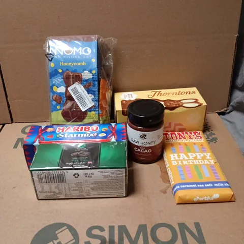 TOTE OF APPROXIMATELY 18 ASSORTED FOOD/DRINK ITEMS TO INCLUDE NOMO HONEYCOMB EASTER, THORNTONS HAPPY BUNNY, TONYS CHOCOLONELY HAPPY BIRTHDAY CARAMEL SEA SALT MILK CHOCOLATE, WALKERS MINT THINS, HARIBO
