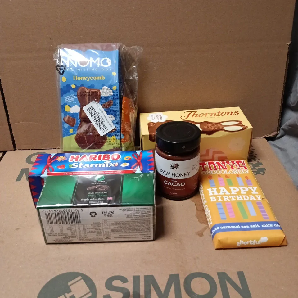 TOTE OF APPROXIMATELY 18 ASSORTED FOOD/DRINK ITEMS TO INCLUDE NOMO HONEYCOMB EASTER, THORNTONS HAPPY BUNNY, TONYS CHOCOLONELY HAPPY BIRTHDAY CARAMEL SEA SALT MILK CHOCOLATE, WALKERS MINT THINS, HARIBO