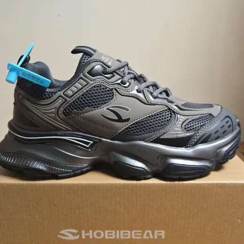 BOXED PAIR OF HOBIBEAR TRAIL RUNNING SHOES β SIZE UNSPECIFIED