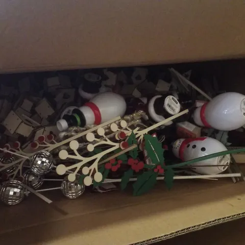 PALLET CONTAINING ASSORTED CHRISTMAS PRODUCTS & DECORATIONS INCLUDING SNOWMAN AND SANTA SOAP DISPENSER, CHRISTMAS TREE PLATES, METAL HANGING DECORATIONS & CHRISTMAS STORAGE BOXES 