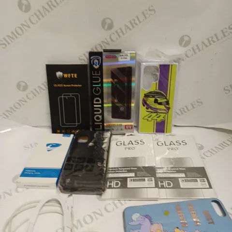 APPROXIMATELY 25 ASSORTED SMARTPHONE & TABLET ACCESSORIES TO INCLUDE CASES, CHARGING CABLES, SCREEN PROTECTORS ETC